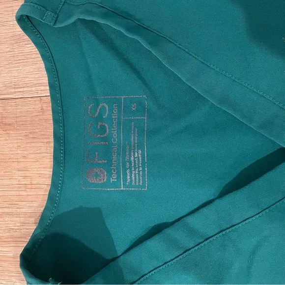 Figs Hunter green scrub top - Picture 5 of 6